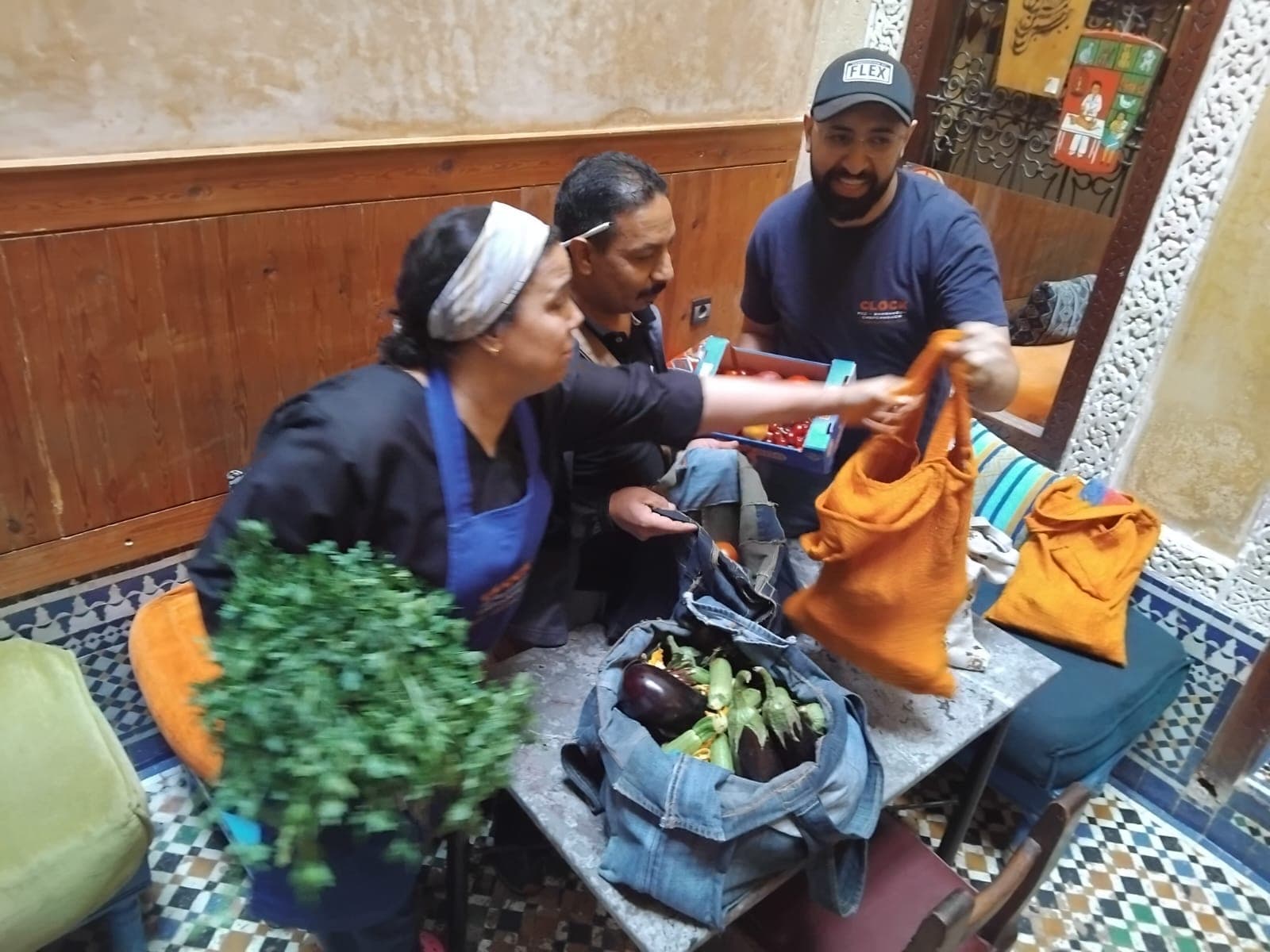Café Clock receiving the day's vegetables in reusable SamZar bags.